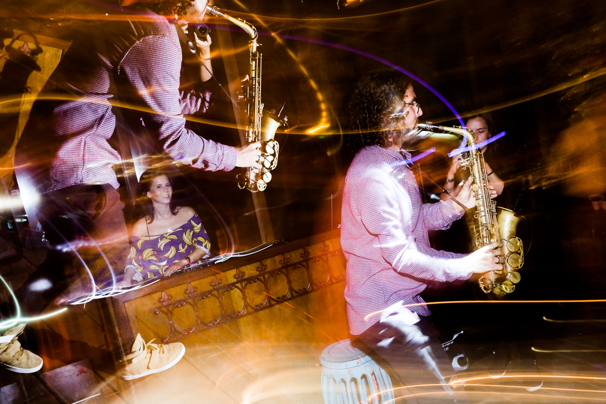 No Local Brava Casa Búzios. EF CErimonial. deCORAÇÃO DA vaGALUMES E pIRILAMPOS. casamento ao ar livre com muito amor. Casamento na Praia. CArol Hungria e Francesca SArdi DJ . Filagem do Gabriel Queiroz Filmes. Foto 73 BRENO SAX