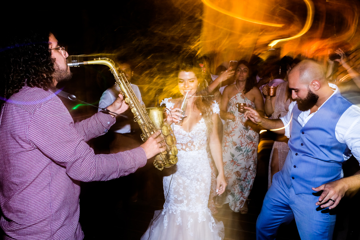 No Local Brava Casa Búzios. EF CErimonial. deCORAÇÃO DA vaGALUMES E pIRILAMPOS. casamento ao ar livre com muito amor. Casamento na Praia. CArol Hungria e Francesca SArdi DJ . Filagem do Gabriel Queiroz Filmes. Foto 74 BRENO SAX