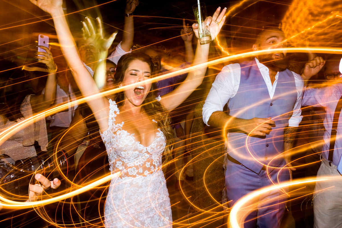 No Local Brava Casa Búzios. EF CErimonial. deCORAÇÃO DA vaGALUMES E pIRILAMPOS. casamento ao ar livre com muito amor. Casamento na Praia. CArol Hungria e Francesca SArdi DJ . Filagem do Gabriel Queiroz Filmes. Foto 76 BRENO SAX