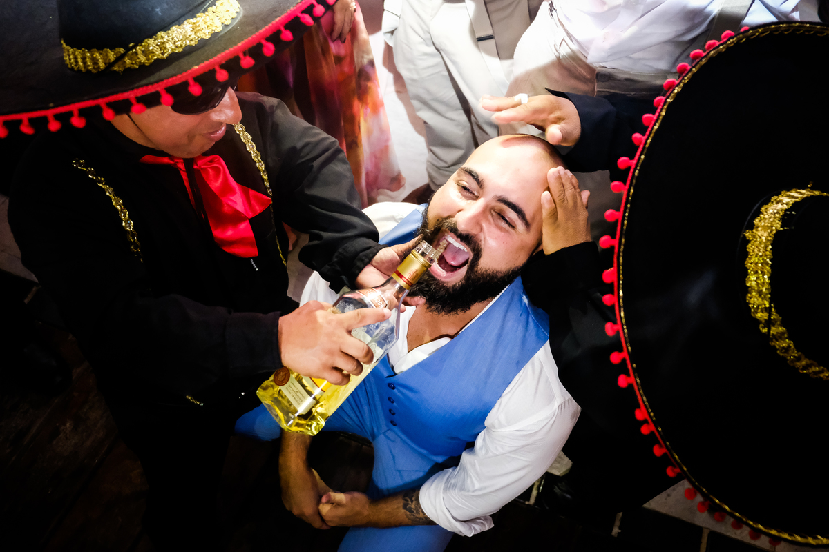 No Local Brava Casa Búzios. EF CErimonial. deCORAÇÃO DA vaGALUMES E pIRILAMPOS. casamento ao ar livre com muito amor. Casamento na Praia. CArol Hungria e Francesca SArdi DJ . Filagem do Gabriel Queiroz Filmes. Foto 78 ANÕES TEQUILEIROS