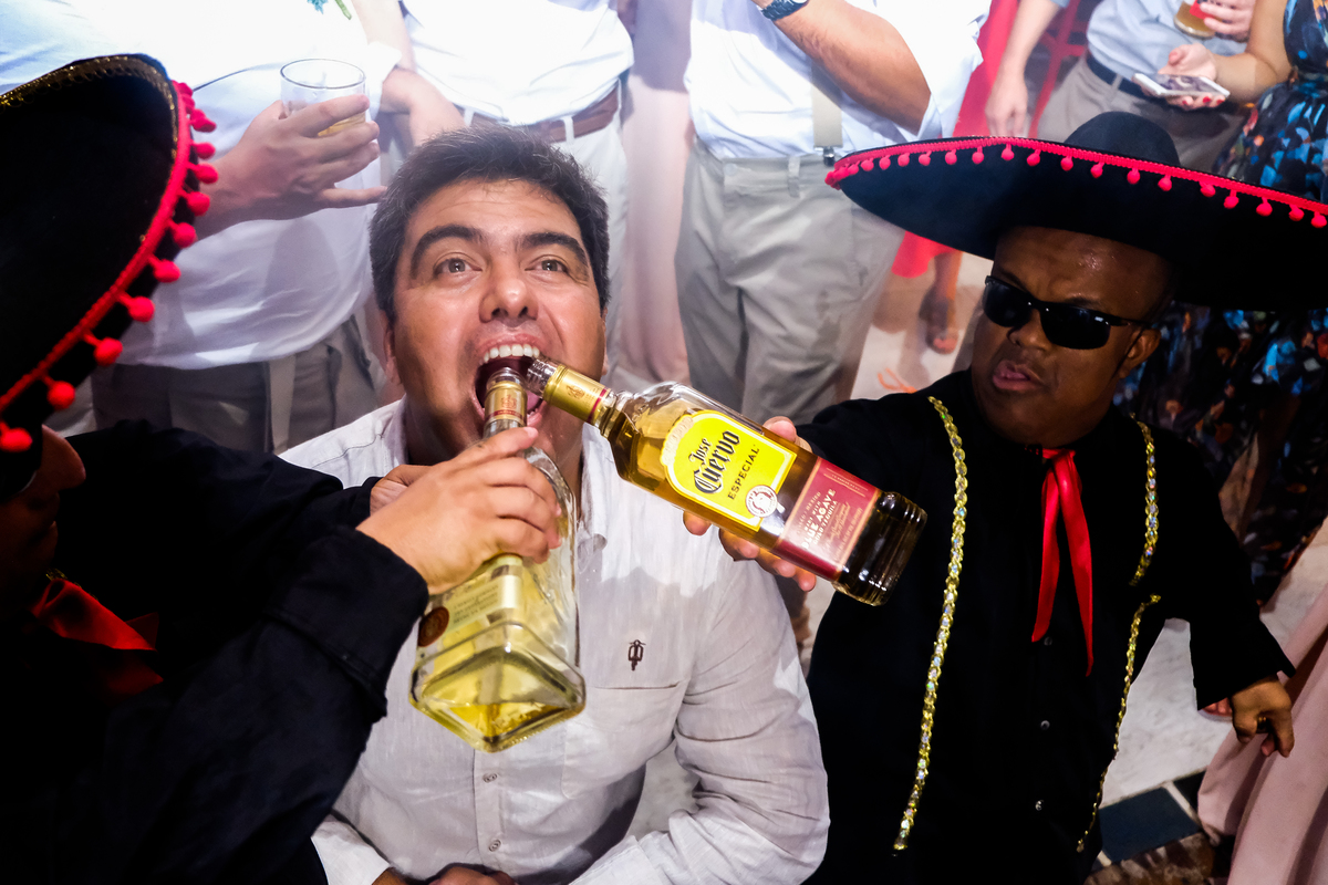 No Local Brava Casa Búzios. EF CErimonial. deCORAÇÃO DA vaGALUMES E pIRILAMPOS. casamento ao ar livre com muito amor. Casamento na Praia. CArol Hungria e Francesca SArdi DJ . Filagem do Gabriel Queiroz Filmes. Foto 79