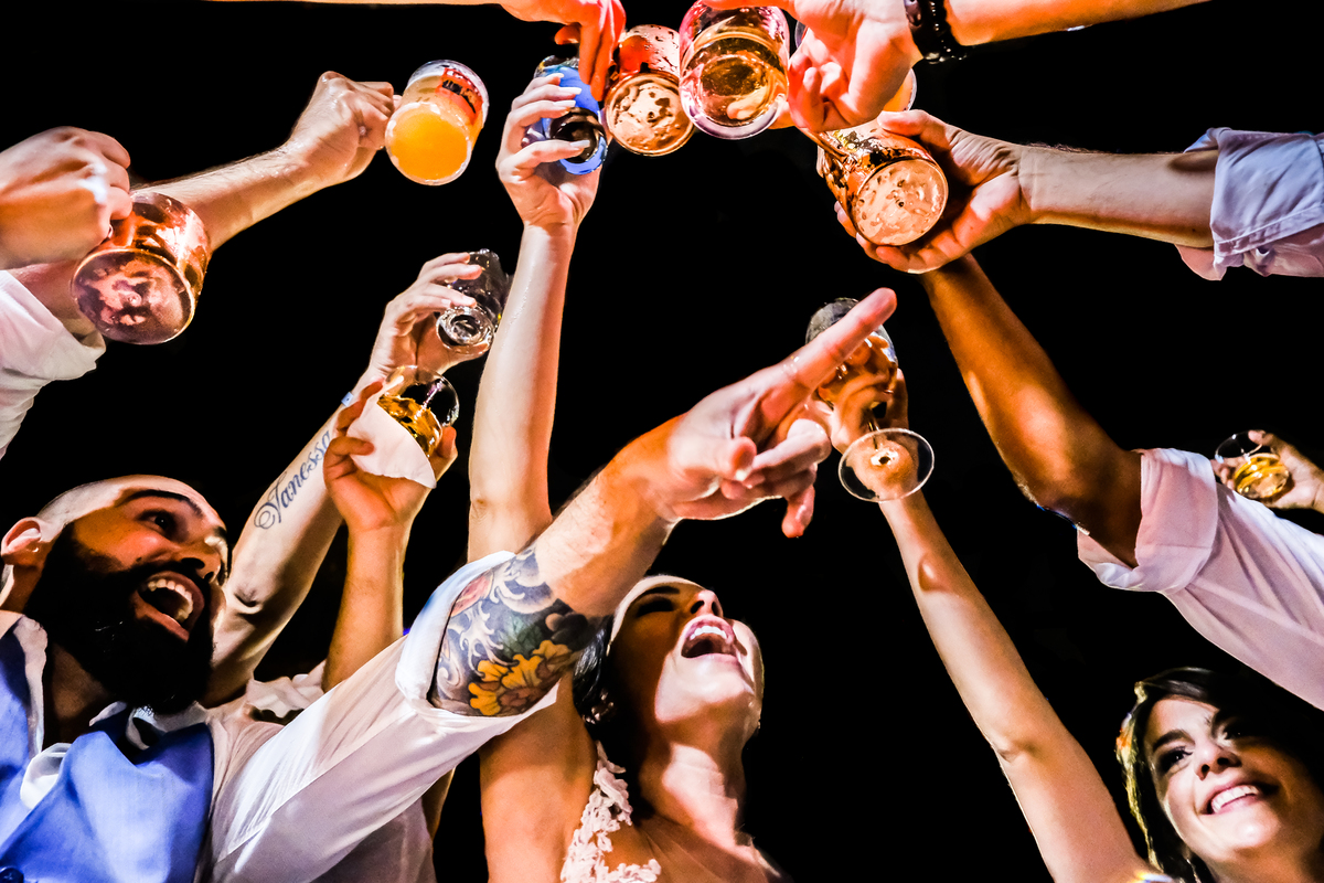 No Local Brava Casa Búzios. EF CErimonial. deCORAÇÃO DA vaGALUMES E pIRILAMPOS. casamento ao ar livre com muito amor. Casamento na Praia. CArol Hungria e Francesca SArdi DJ . Filagem do Gabriel Queiroz Filmes. Foto 8