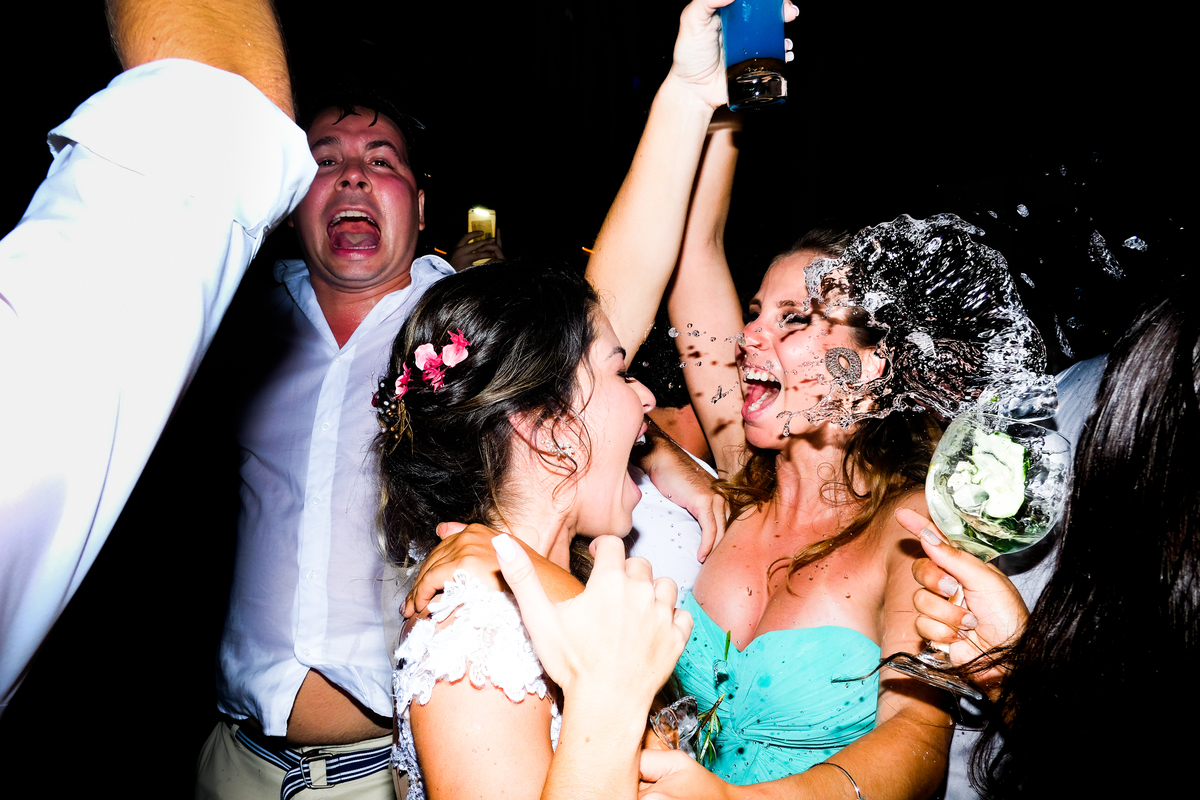 No Local Brava Casa Búzios. EF CErimonial. deCORAÇÃO DA vaGALUMES E pIRILAMPOS. casamento ao ar livre com muito amor. Casamento na Praia. CArol Hungria e Francesca SArdi DJ . Filagem do Gabriel Queiroz Filmes. Foto 81