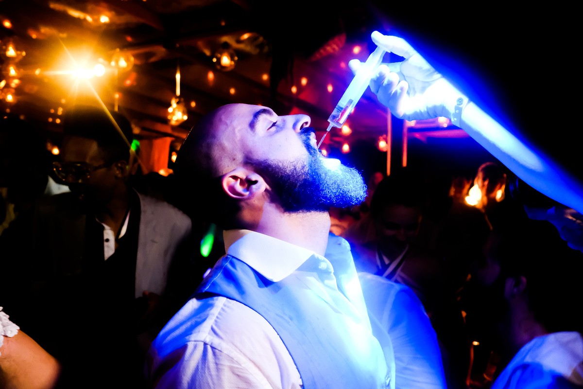 No Local Brava Casa Búzios. EF CErimonial. deCORAÇÃO DA vaGALUMES E pIRILAMPOS. casamento ao ar livre com muito amor. Casamento na Praia. CArol Hungria e Francesca SArdi DJ . Filagem do Gabriel Queiroz Filmes. Foto 83 HELP BAR