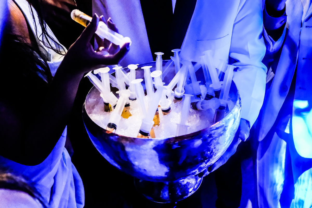 No Local Brava Casa Búzios. EF CErimonial. Gabriel Queiroz Filmes - Guilherme Tonnna Fotografia - Studio 55 Beauty.  Decoração Vagalumes e Pililampos Vestido Carol Hungria. Casamento em Búzios, Fernanda Broncaoe Bruno Ibrain.  07/04/2018. FOTO 36