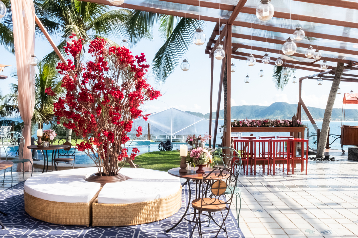 No Local Brava Casa Búzios. EF CErimonial. Gabriel Queiroz Filmes - Guilherme Tonnna Fotografia - Studio 55 Beauty.  Decoração Vagalumes e Pililampos Vestido Carol Hungria. Casamento em Búzios, Fernanda Broncaoe Bruno Ibrain.  07/04/2018. FOTO 31
