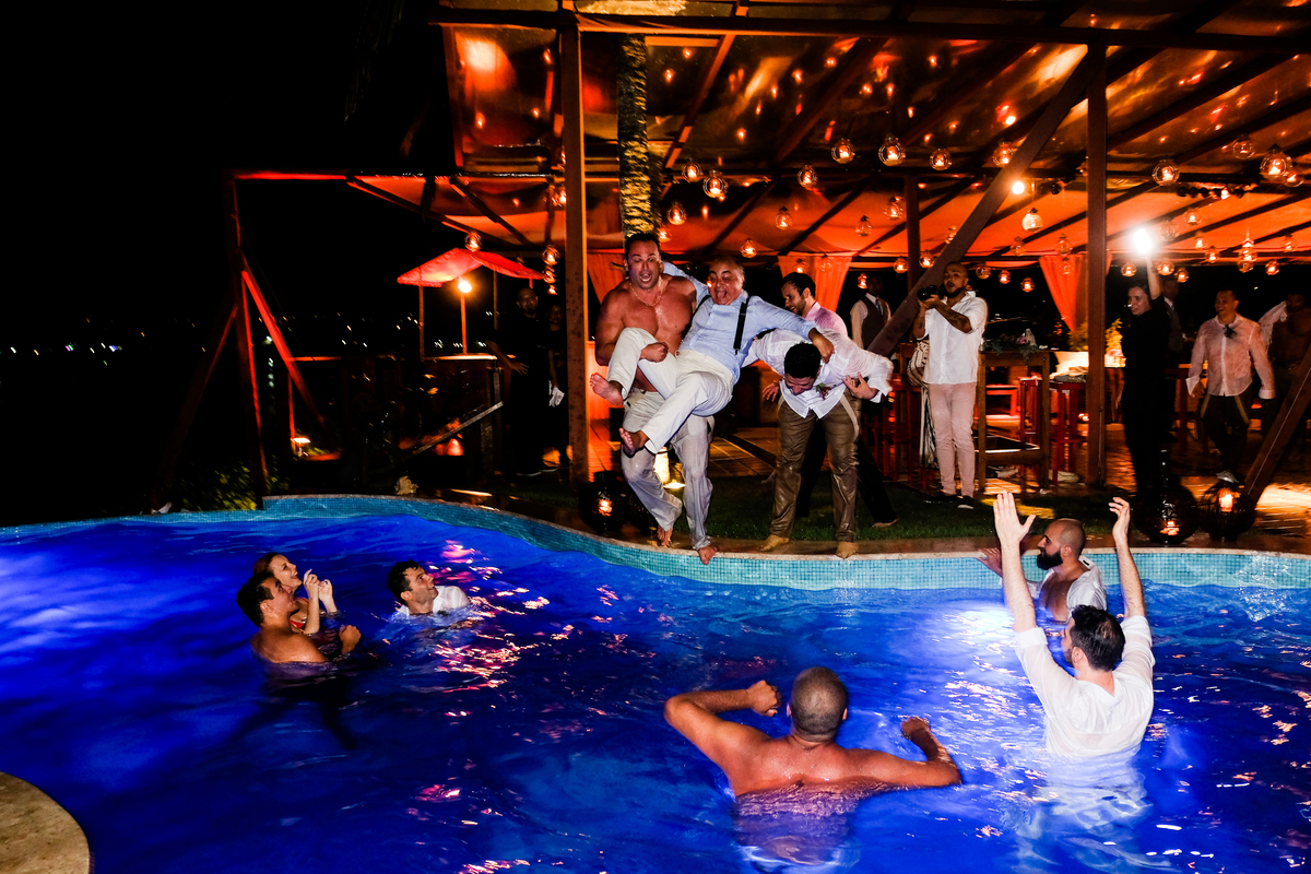 No Local Brava Casa Búzios. EF CErimonial. deCORAÇÃO DA vaGALUMES E pIRILAMPOS. casamento ao ar livre com muito amor. Casamento na Praia. CArol Hungria e Francesca SArdi DJ . Filagem do Gabriel Queiroz Filmes. Foto 85 lucas fernandes