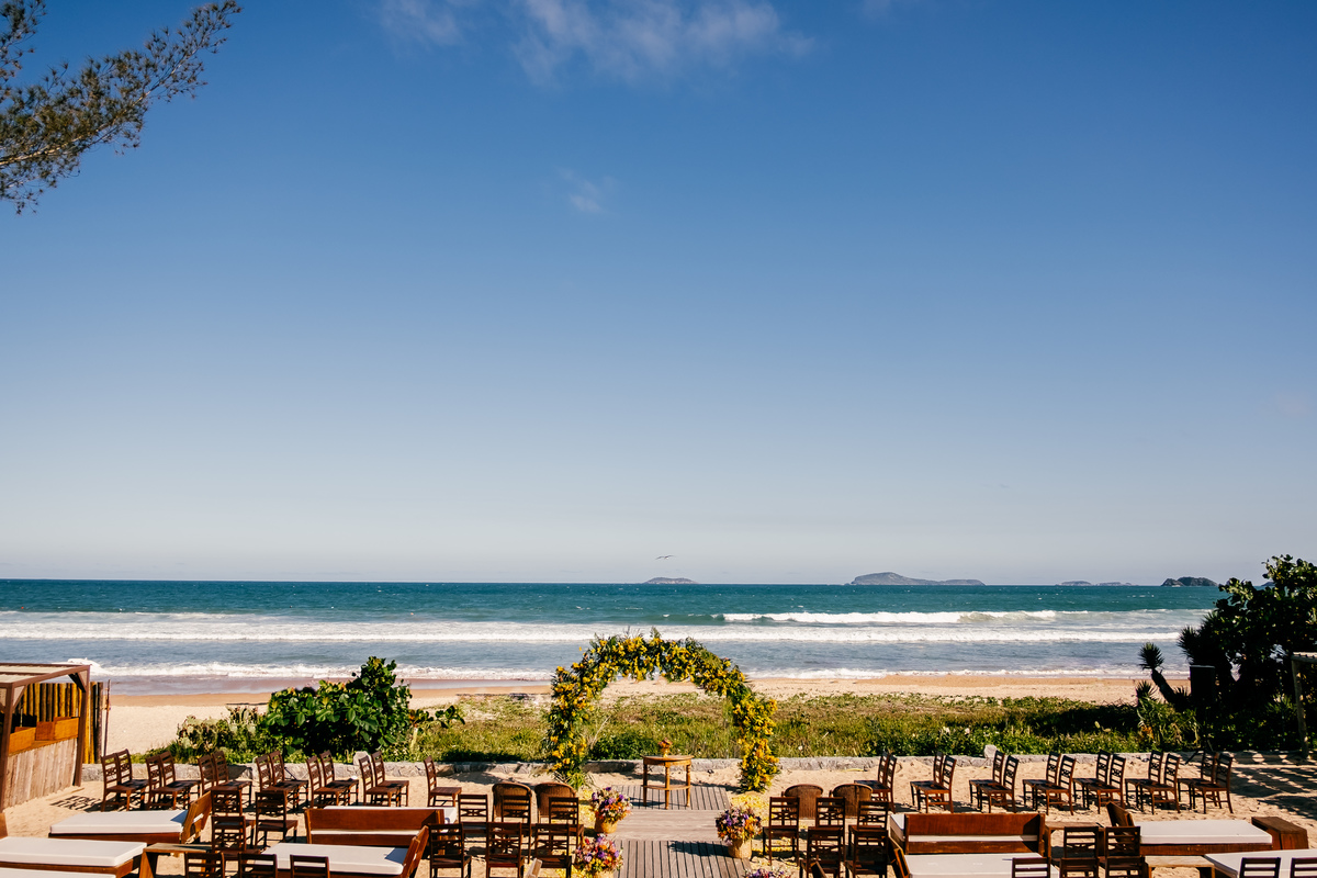 Casamento em Búzios. Mari e Rodrigo. Villa Raphael e Uniq Geribá Búzios. Fotografia Guilherme Tonna. atrações: Violive e LiveON Buzios. Decoração NB Decora e CAsarBúzios. EF CERIMONIAL -Organização de casamento na praia. FOTO 14 CARRO DA NOIVA