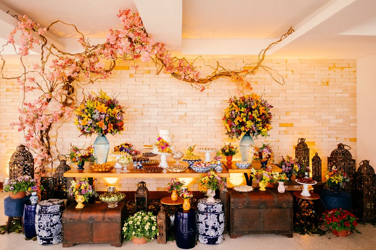 Casamento em Búzios. Mari e Rodrigo. Villa Raphael e Uniq Geribá Búzios. Fotografia Guilherme Tonna. atrações: Violive e LiveON Buzios. Decoração NB Decora e CAsarBúzios. EF CERIMONIAL -Organização de casamento na praia. FOTO 12 MESA DE DOCES 