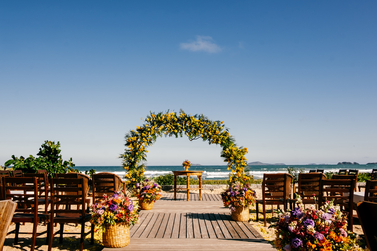 Casamento em Búzios. Mari e Rodrigo. Villa Raphael e Uniq Geribá Búzios. Fotografia Guilherme Tonna. atrações: Violive e LiveON Buzios. Decoração NB Decora e CAsarBúzios. EF CERIMONIAL -Organização de casamento na praia. FOTO 09 DECORAÇÃO DE CERIMÔNIA