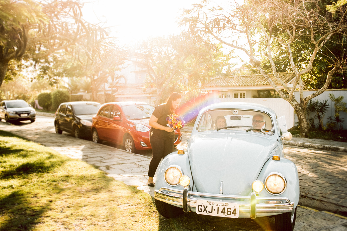 Casamento em Búzios. Mari e Rodrigo. Villa Raphael e Uniq Geribá Búzios. Fotografia Guilherme Tonna. atrações: Violive e LiveON Buzios. Decoração NB Decora e CAsarBúzios. EF CERIMONIAL -Organização de casamento na praia. FOTO 16 FUSCA RETRO