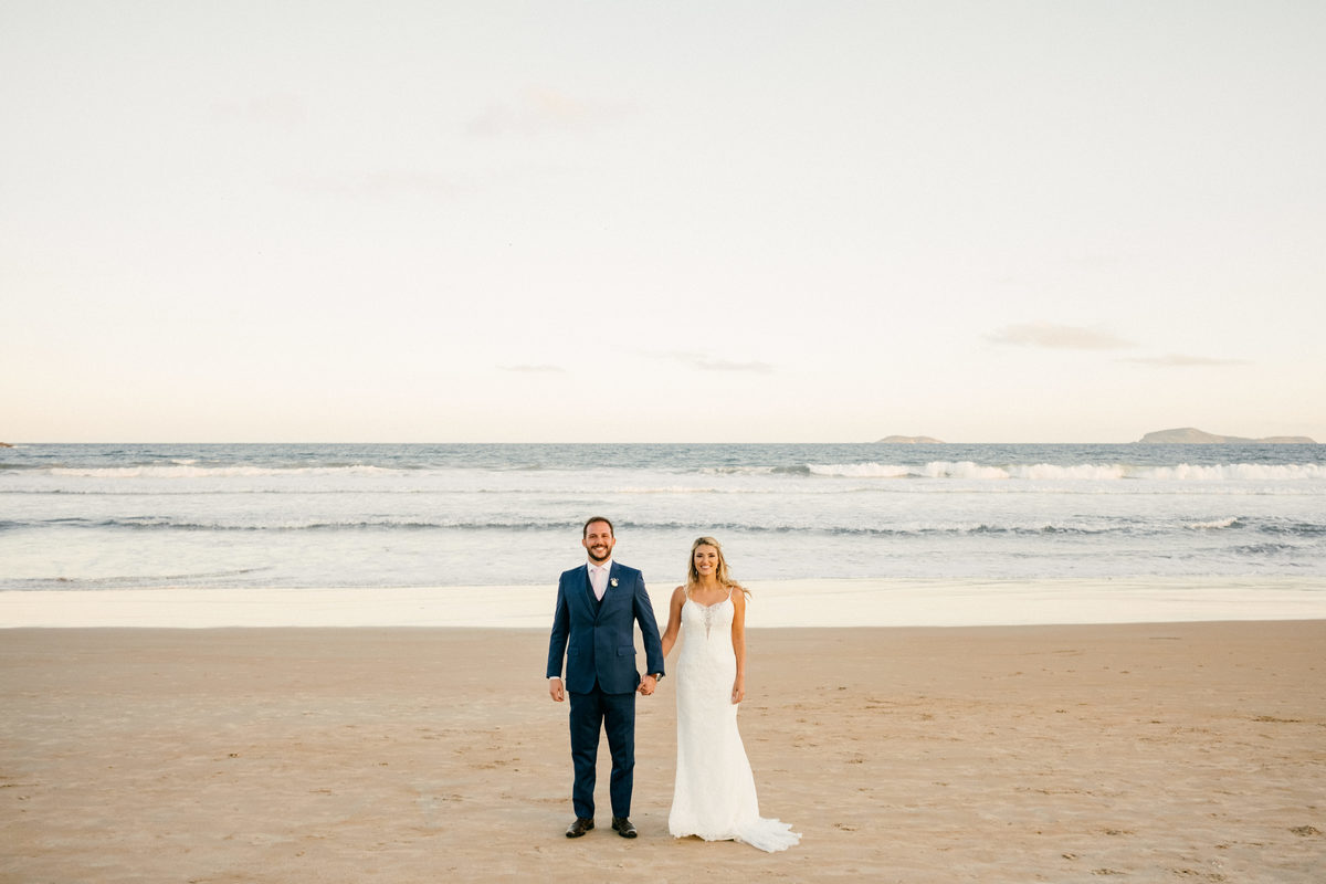 Casamento em Búzios. Mari e Rodrigo. Villa Raphael e Uniq Geribá Búzios. Fotografia Guilherme Tonna. atrações: Violive e LiveON Buzios. Decoração NB Decora e CAsarBúzios. EF CERIMONIAL -Organização de casamento na praia. FOTO 30