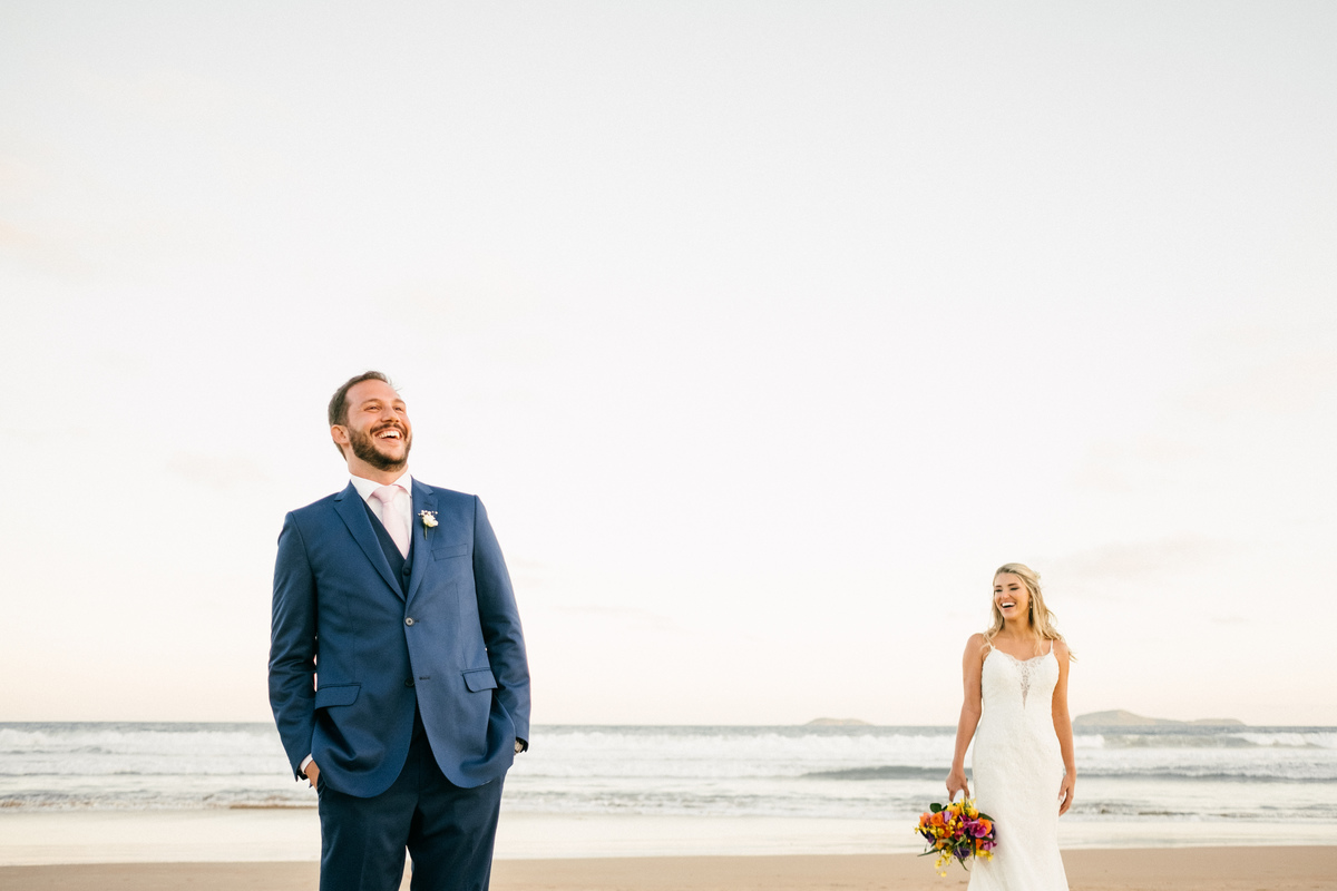 Casamento em Búzios. Mari e Rodrigo. Villa Raphael e Uniq Geribá Búzios. Fotografia Guilherme Tonna. atrações: Violive e LiveON Buzios. Decoração NB Decora e CAsarBúzios. EF CERIMONIAL -Organização de casamento na praia. FOTO 33