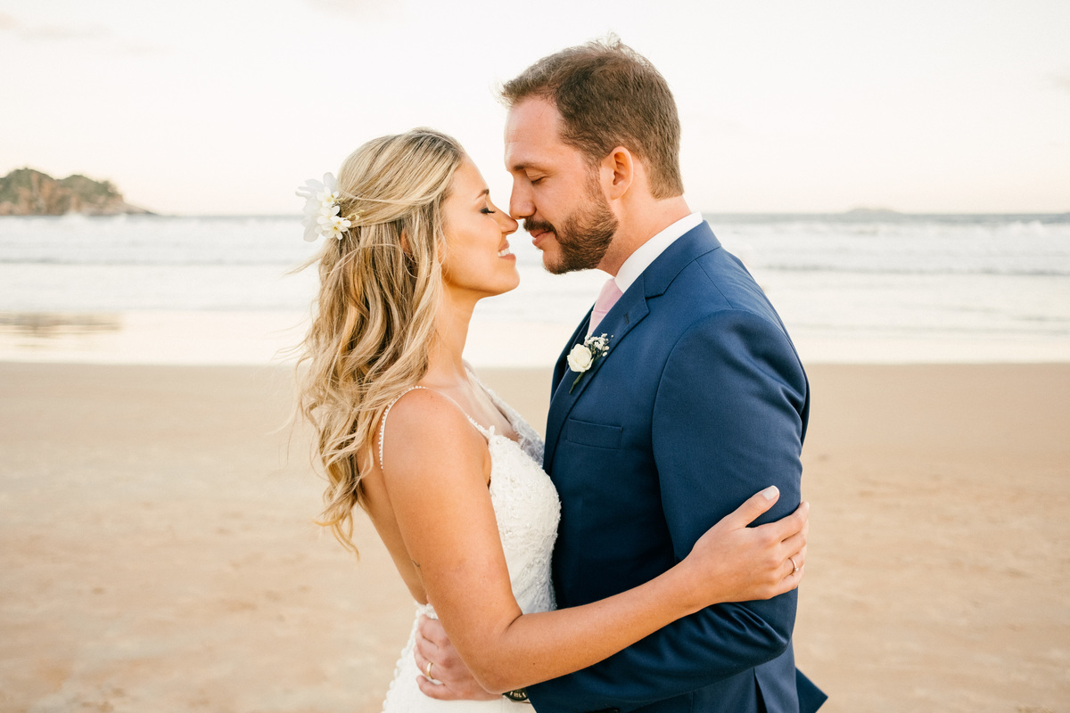 Casamento em Búzios. Mari e Rodrigo. Villa Raphael e Uniq Geribá Búzios. Fotografia Guilherme Tonna. atrações: Violive e LiveON Buzios. Decoração NB Decora e CAsarBúzios. EF CERIMONIAL -Organização de casamento na praia. FOTO 34