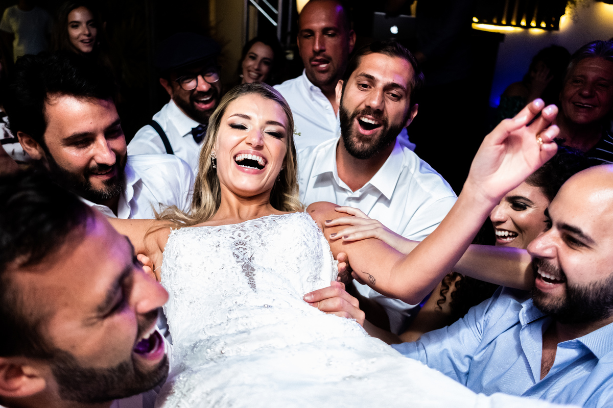 Casamento em Búzios. Mari e Rodrigo. Villa Raphael e Uniq Geribá Búzios. Fotografia Guilherme Tonna. atrações: Violive e LiveON Buzios. Decoração NB Decora e CAsarBúzios. EF CERIMONIAL -Organização de casamento na praia. FOTO  SEGURA A NOIVA