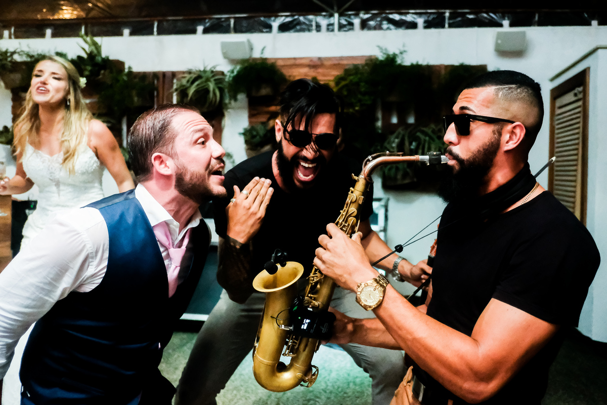 ERIC RAMOA ATRAÇÃO MUSICAL PARA CASAMENTOS. CASAMENTO EM BUZIOS. LIVE SHOW SAX E LIVE VIOLIN