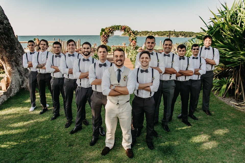 noivo com seus padinhos aproveitando o dia em buzios 