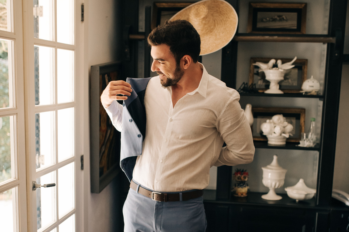 noivos no seu making off em momentos antes da cerimonia em buzios - rio de janeiro 