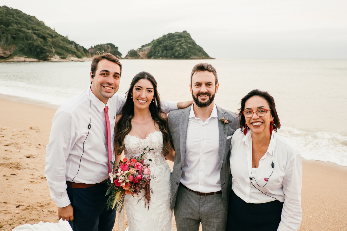 casal com os cerimonialistas da ef cerimonial 