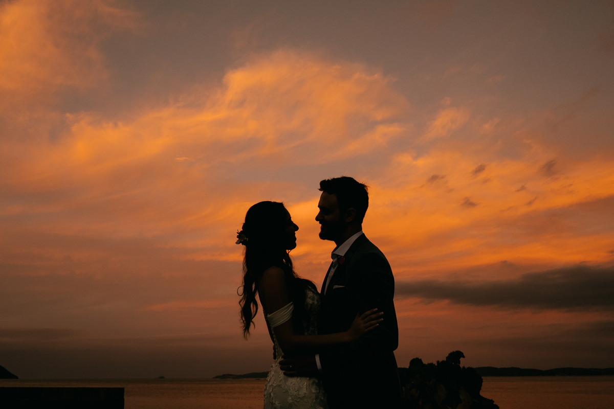 noivos no por do sol apos a cerimonia que aconteceu em buzios, rio de janeiro 