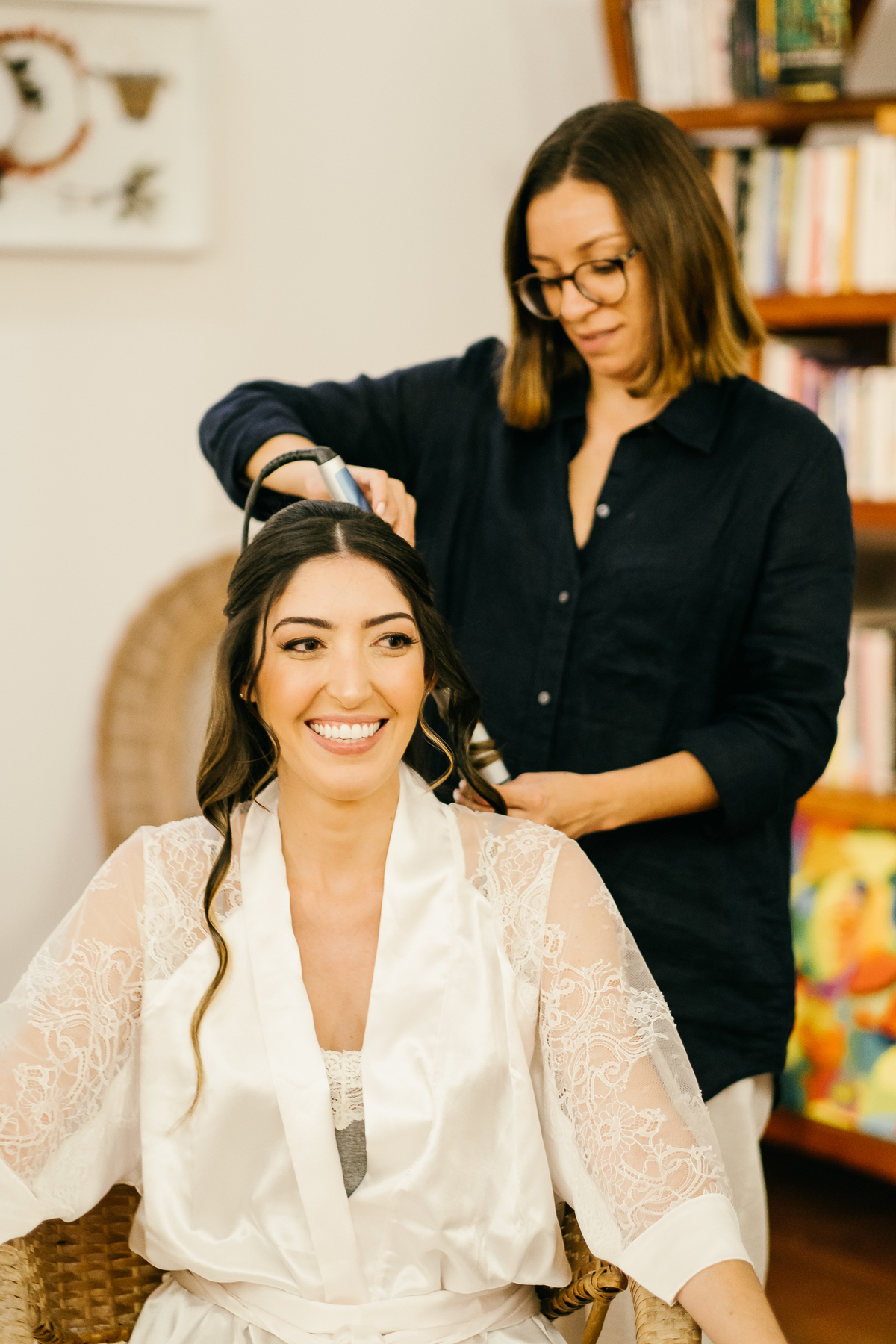 noiva em momentos de making off no sunrise localizado em buzios, rio de janeiro 