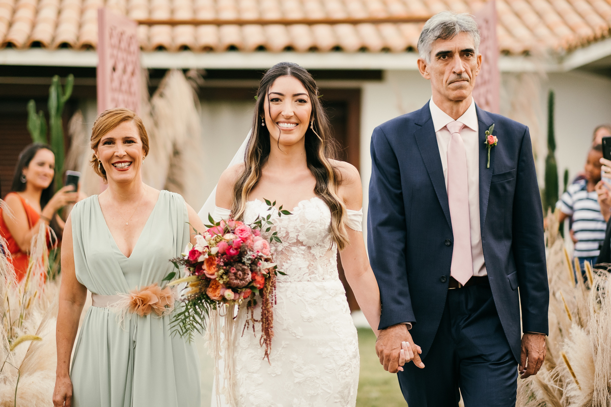 noiva entrando com os pais na cerimonia 