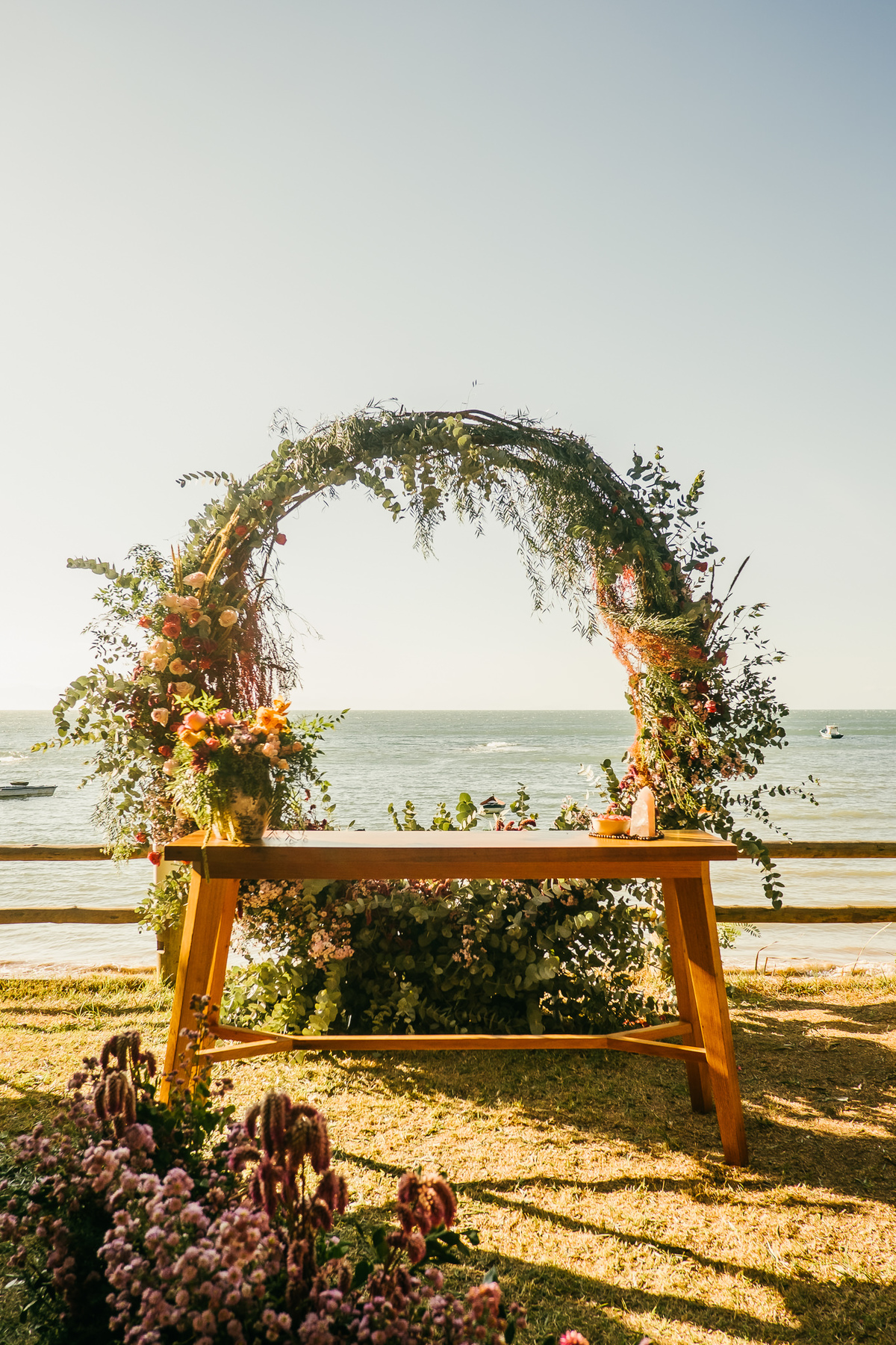 altar com vista ao mar em tartaruga - buzios, rio de janeiro