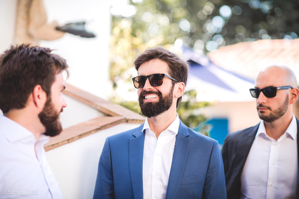 noivo aproveitando seu dia na vila da santa em buzios 