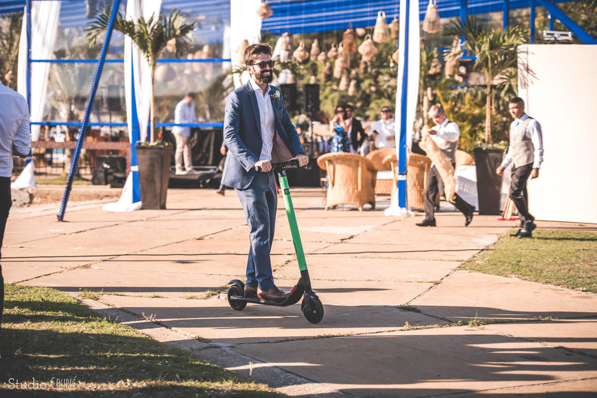 noivo entrando na cerimonia 