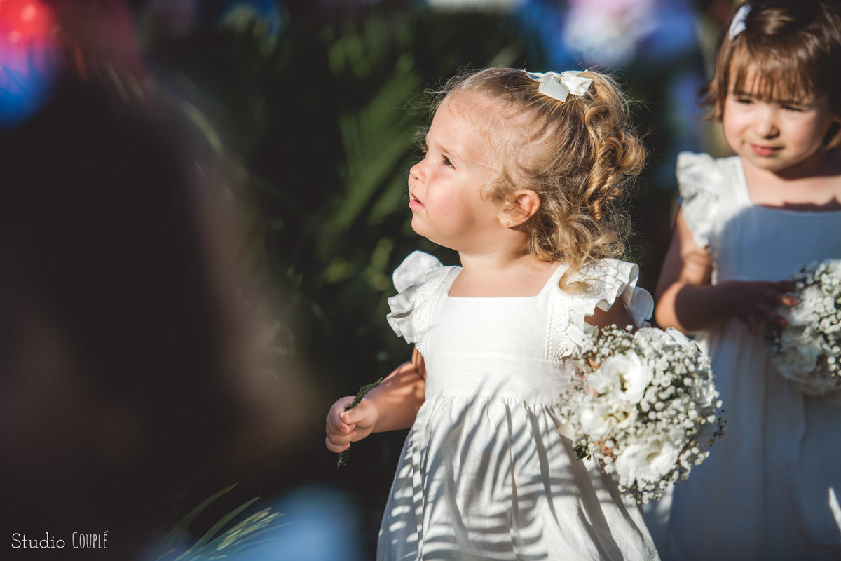 noiva entrando com o pai no seuc asamento 