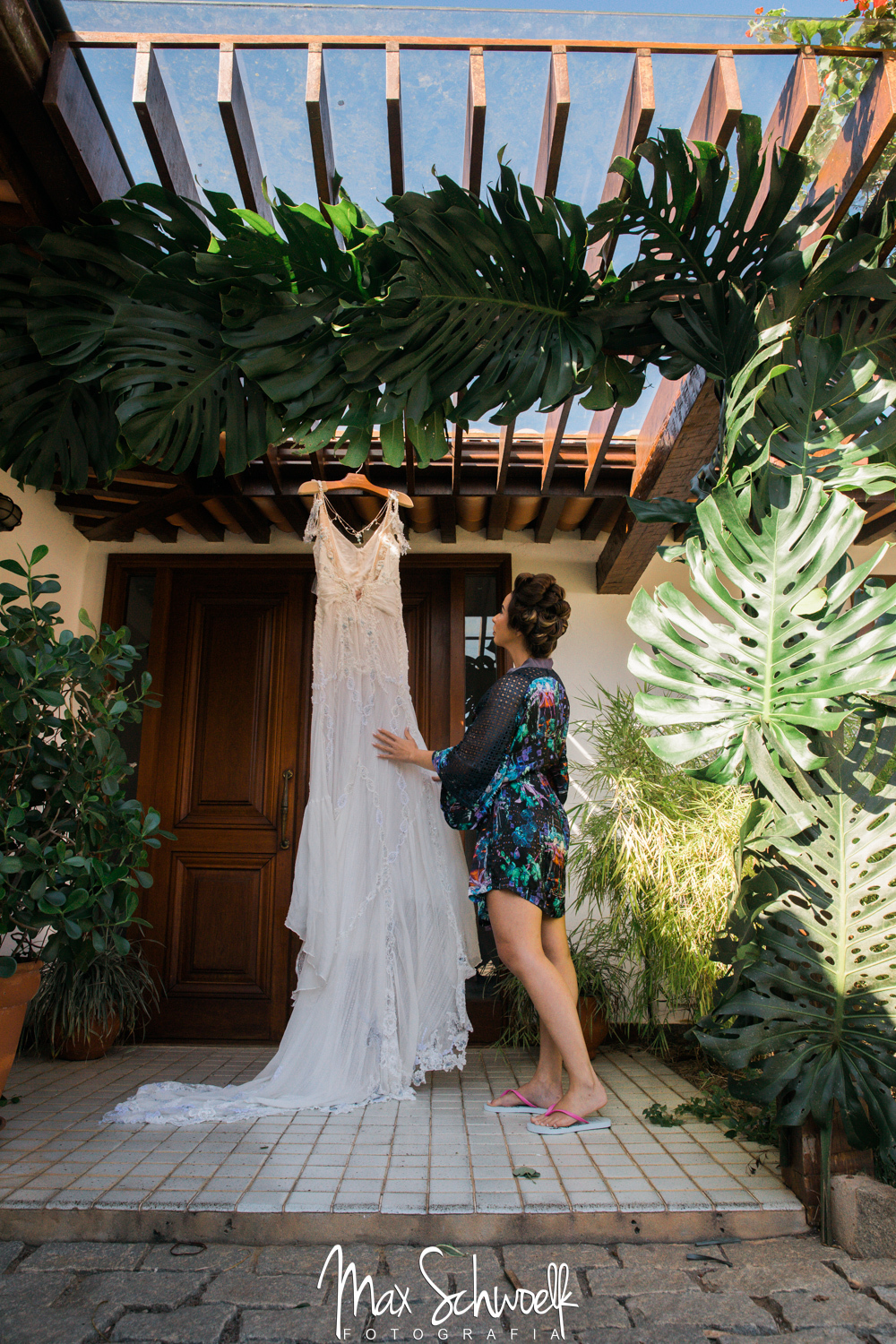 noiva admirando seu vestido antesdo casamento em buzios 
