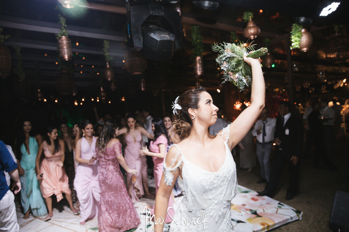 noiva na hora do buquê 