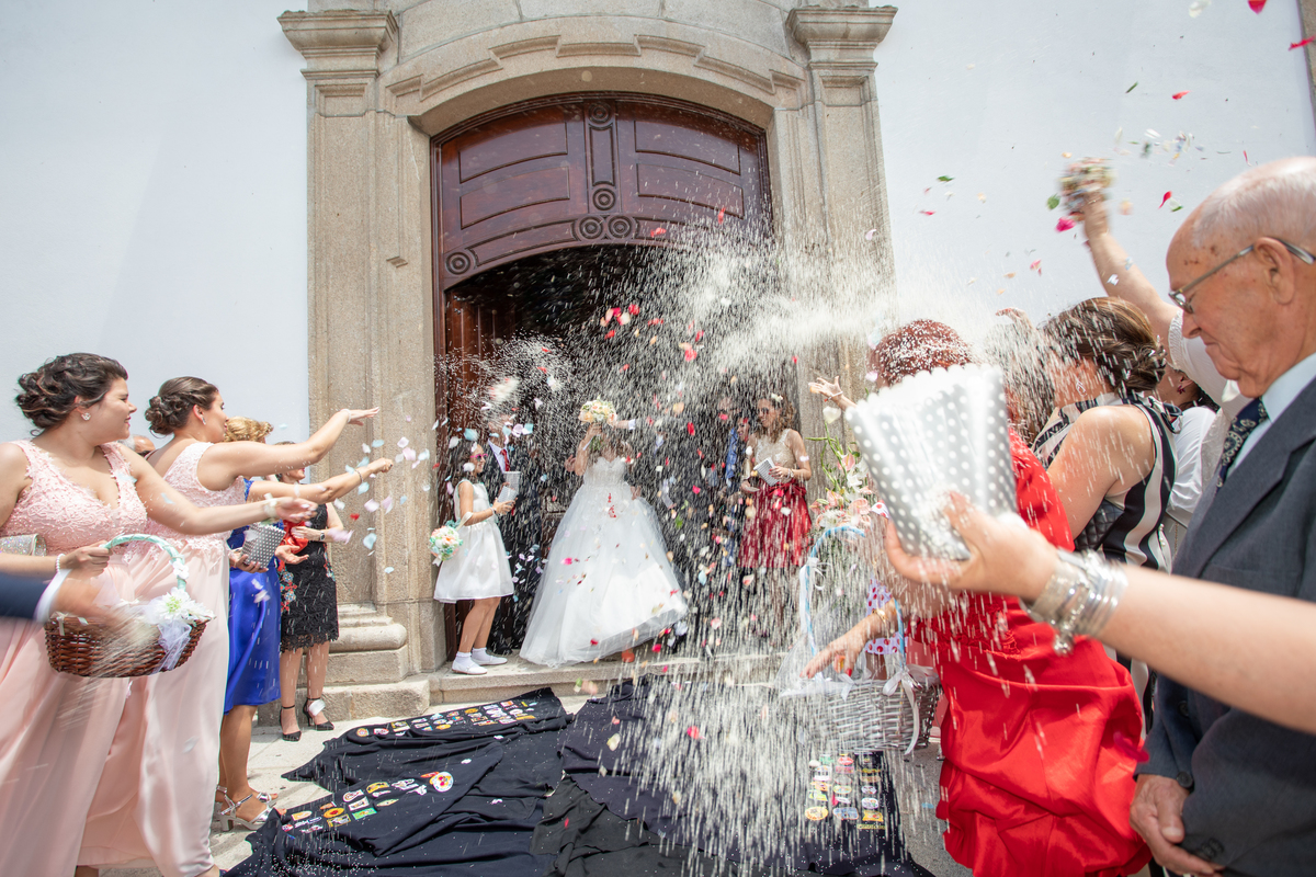 ana-tiago-casamento-alcains-castelobranco-igreja-saída-dos-noivos