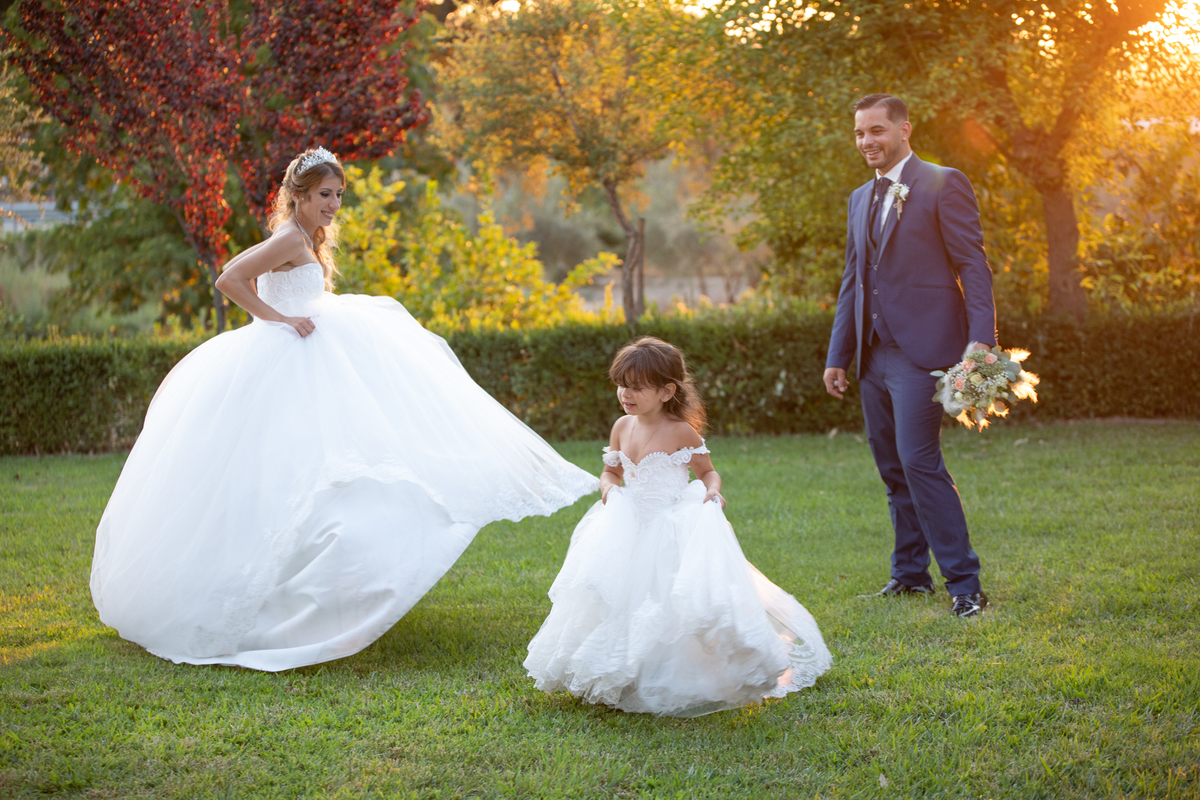 elodie-e-tiago-casamento-castelo-branco-família-filha-e-noivos-no-jardim
