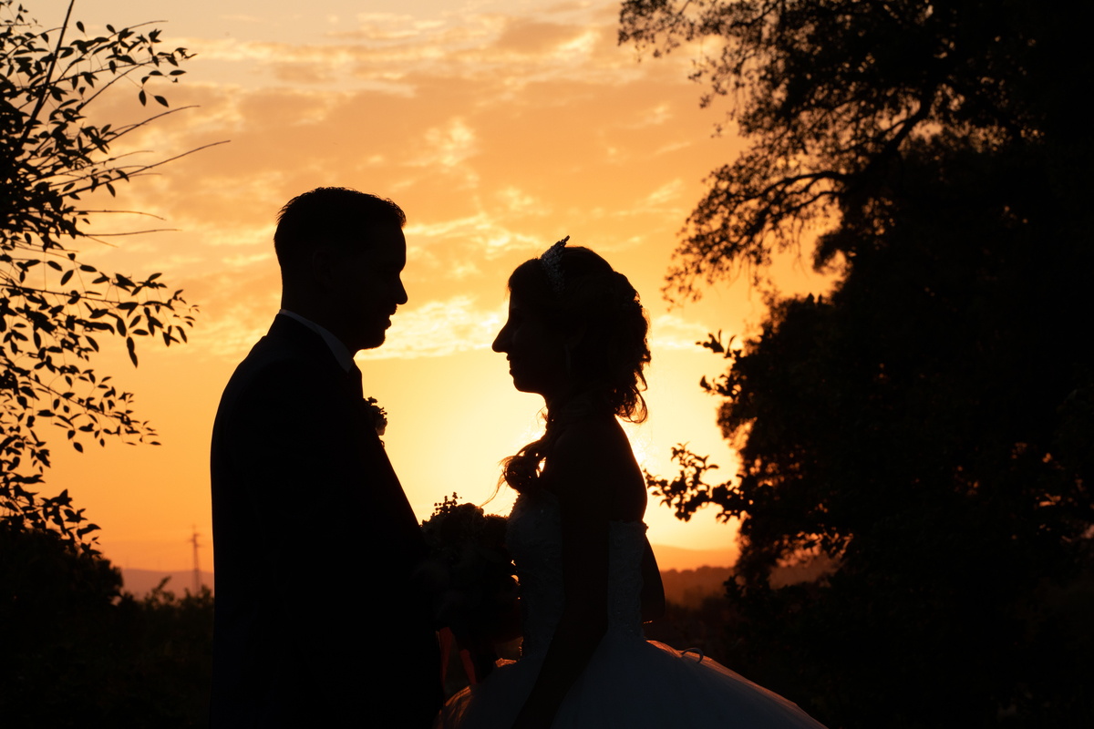 elodie-e-tiago-casamento-castelo-branco-noivos-sombra-por-do-sol
