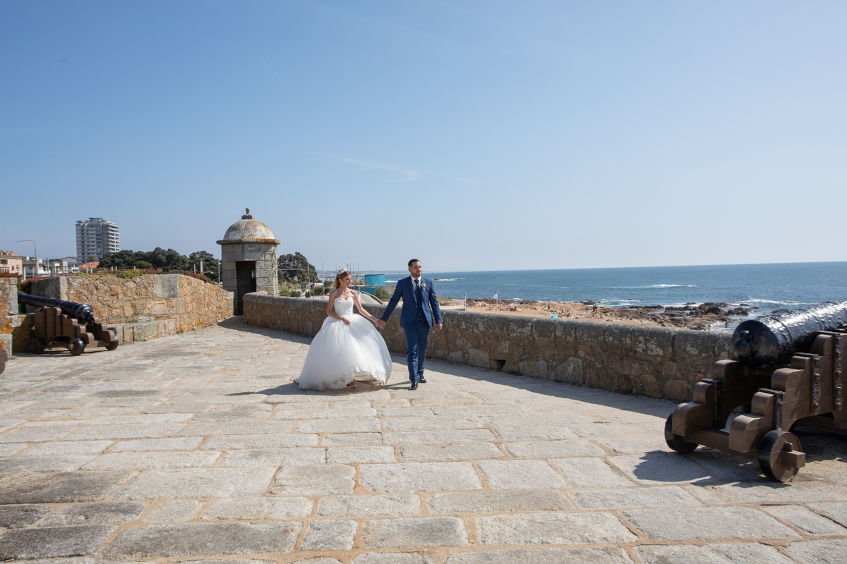elodie-e-tiago-pos-casamento-porto-noivos-no-forte-mãos-dadas