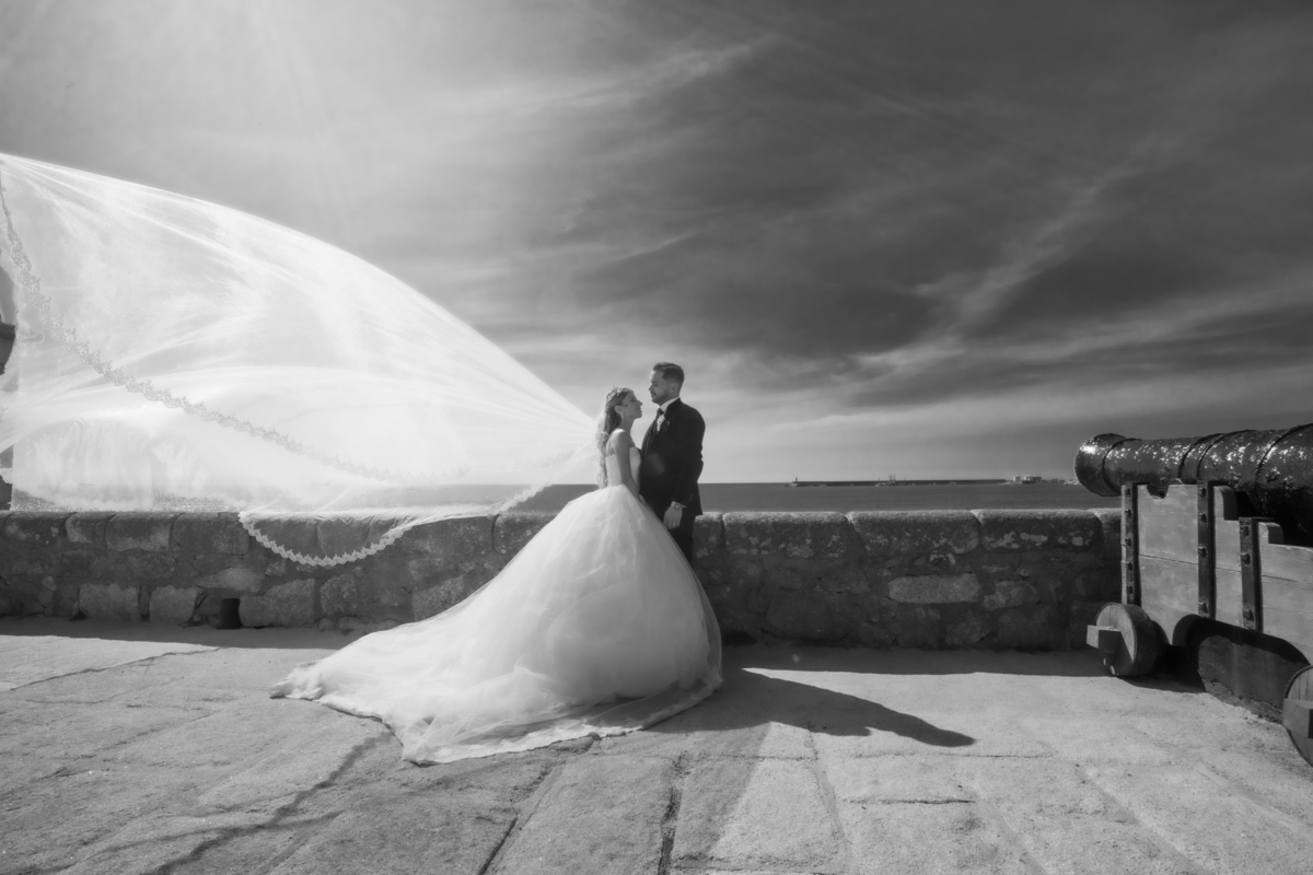 elodie-e-tiago-pos-casamento-porto-noivos-no-forte-a-preto-e-branco