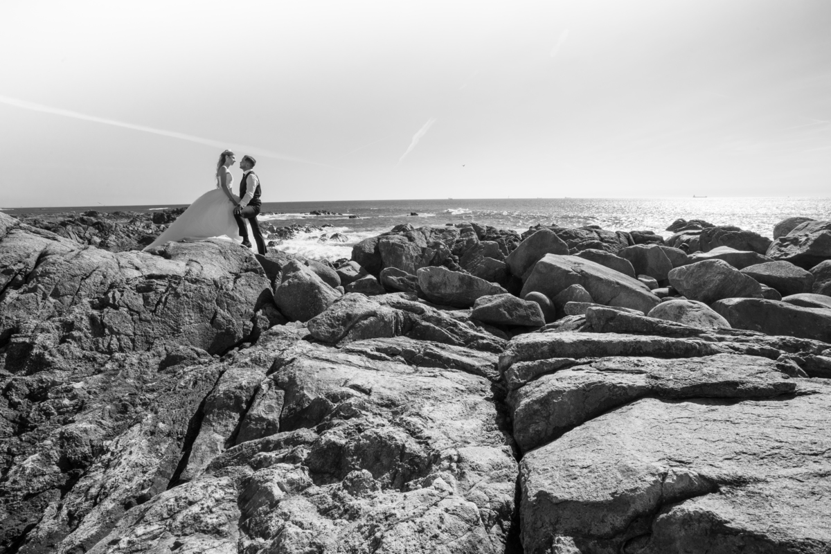 elodie-e-tiago-pos-casamento-porto-noivos-nas-rochas-a-preto-e-branco