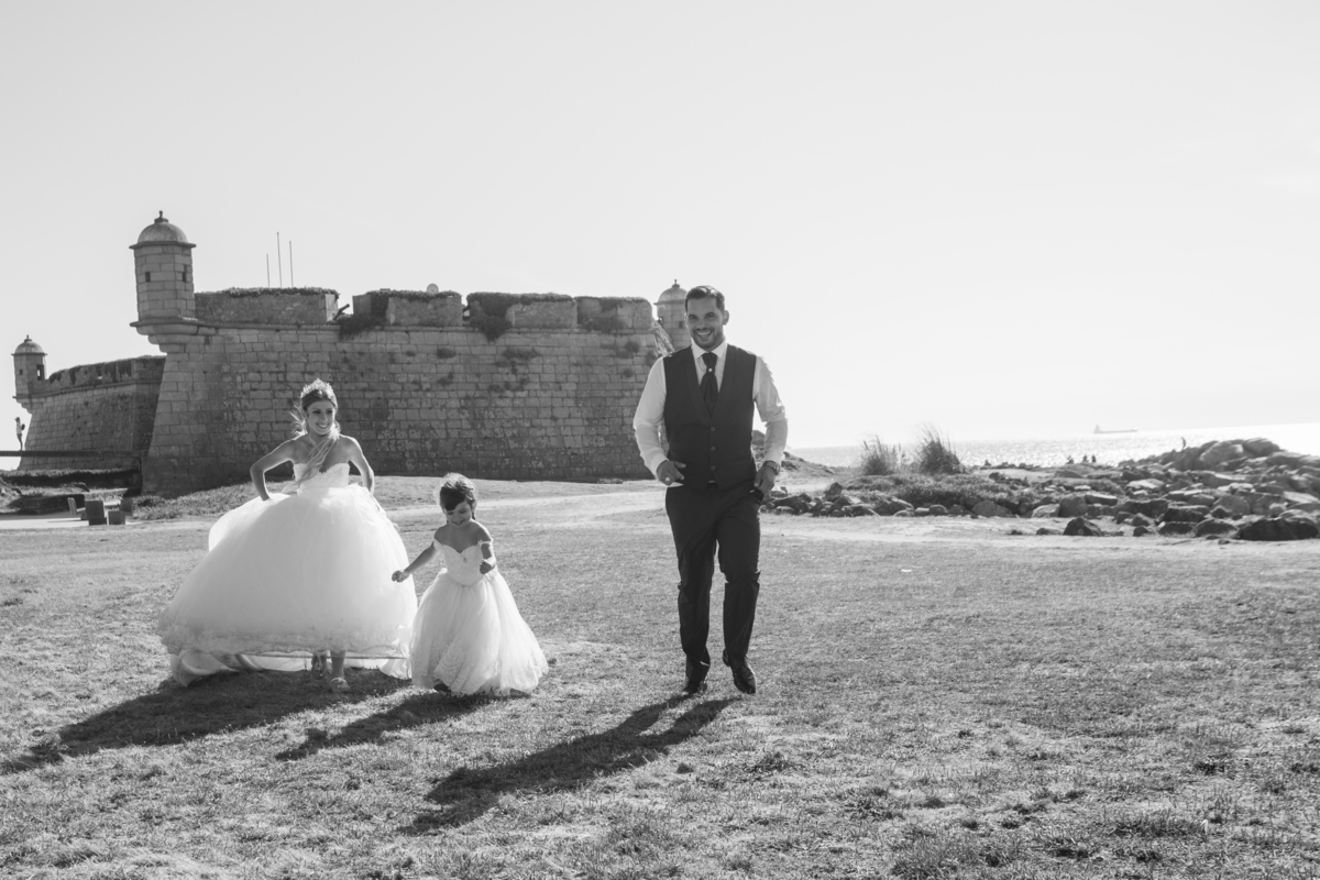 elodie-e-tiago-pos-casamento-porto-noivos-e-filha-praia