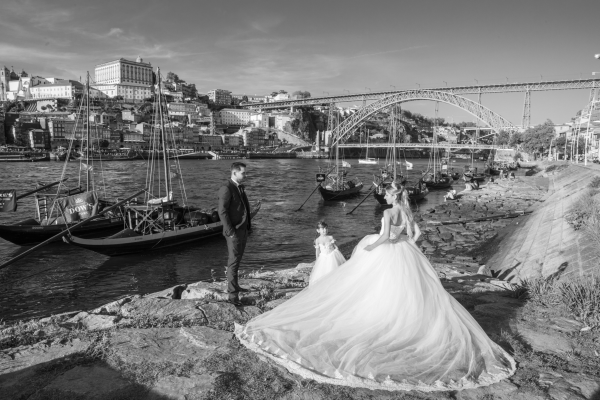elodie-e-tiago-pos-casamento-porto-noivos-e-filha-ponte-D.Luis-barco-rabelo