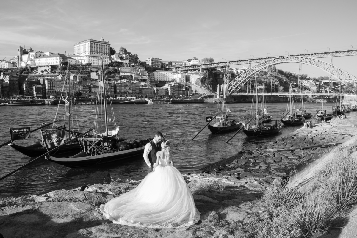 elodie-e-tiago-pos-casamento-porto-noivos-e-filha-ponte-D.Luis-a-preto-e-branco