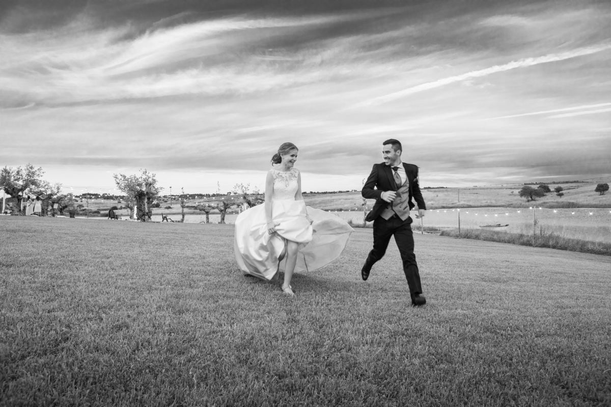 Noivos correm no jardim