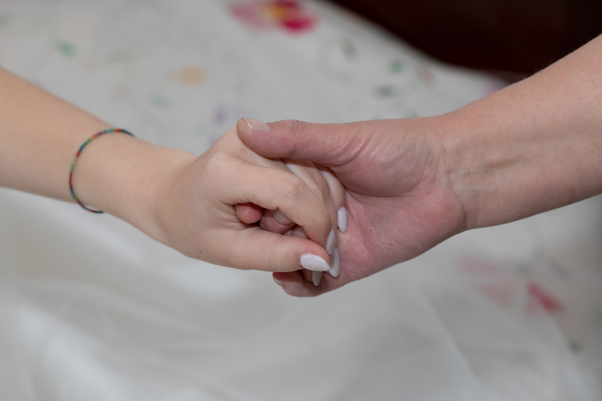 Mãos da noiva e sua mãe