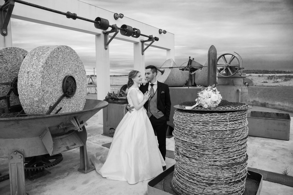 Noivos a preto e branco na herdade