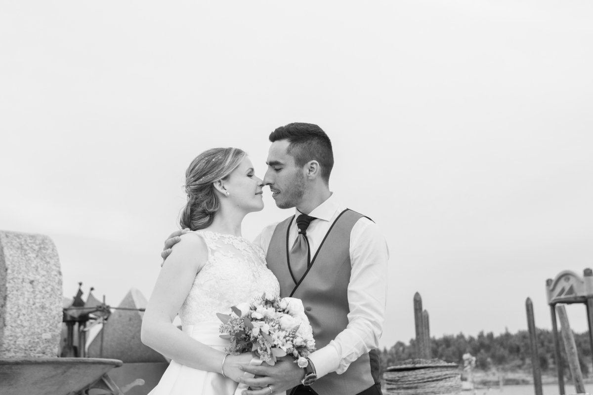 Noivo e noiva em momento beijo íntimo