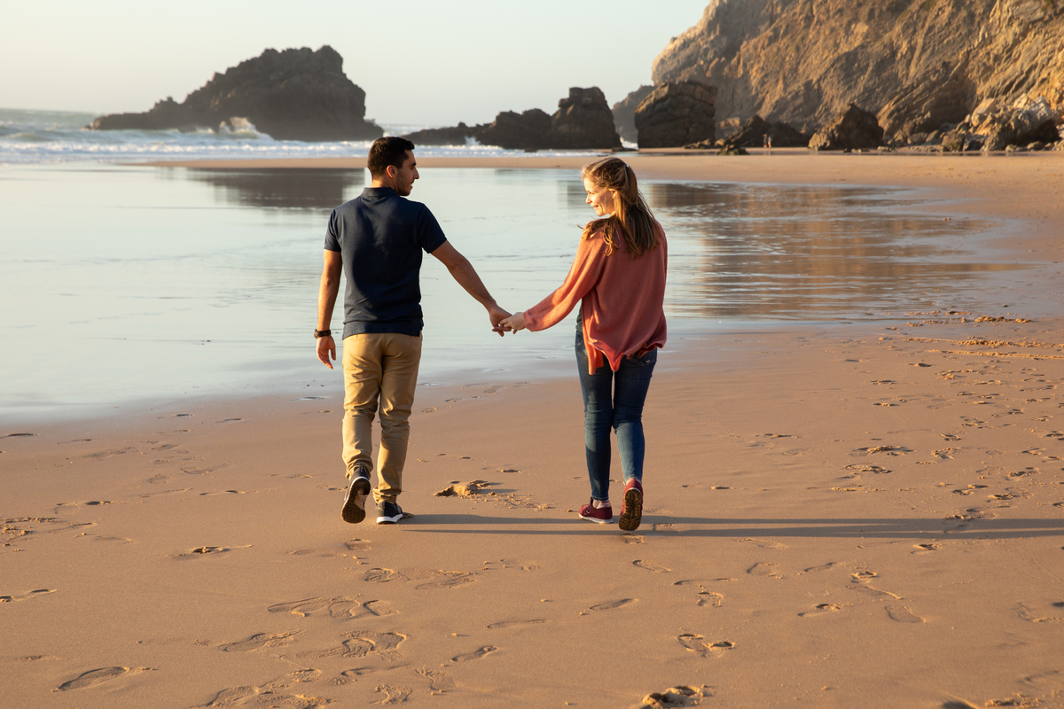 Passeando pela praia de mãos dadas