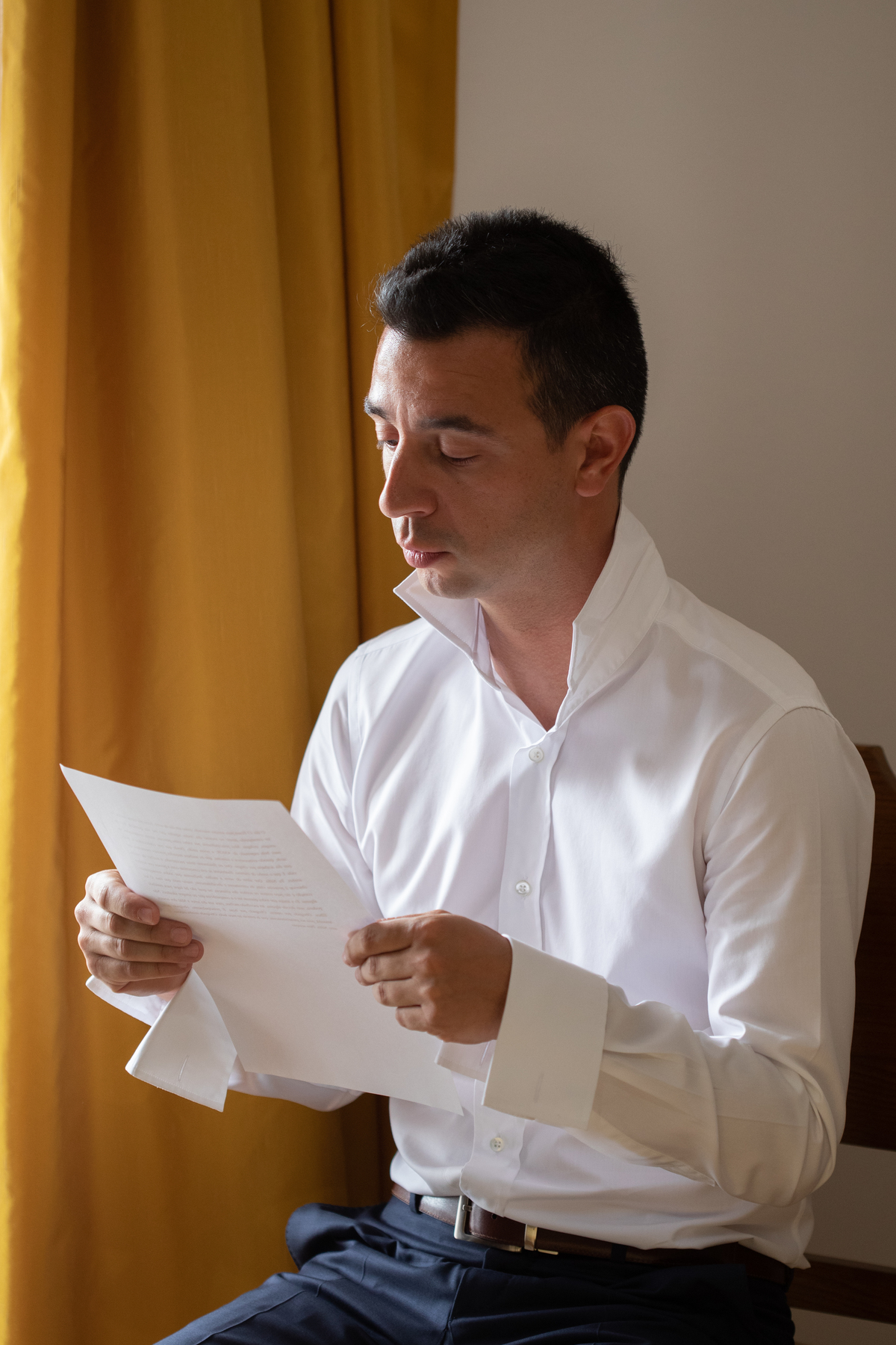 Noivo lê mensagem dirigida a ela escrita pela noiva enquanto se veste