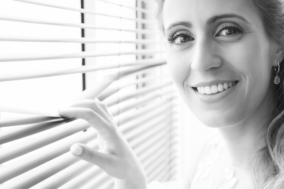 Face da noiva a preto e branco junto à janela