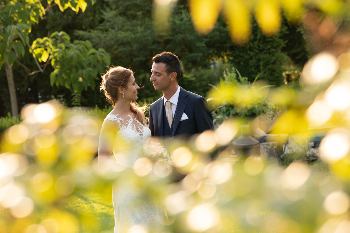 Noivos visto por entre vegetação