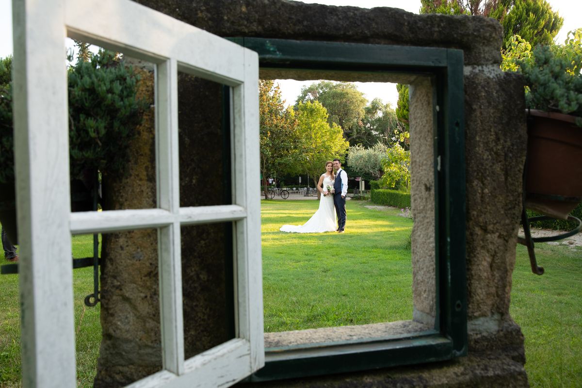 Noivos vistos através de janela